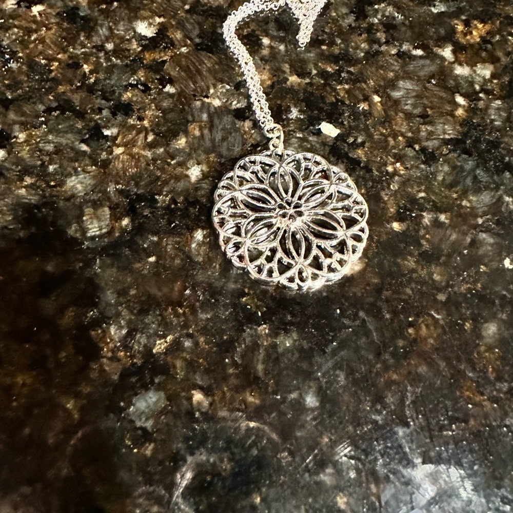 Elegant Silver Pendant Necklace‎